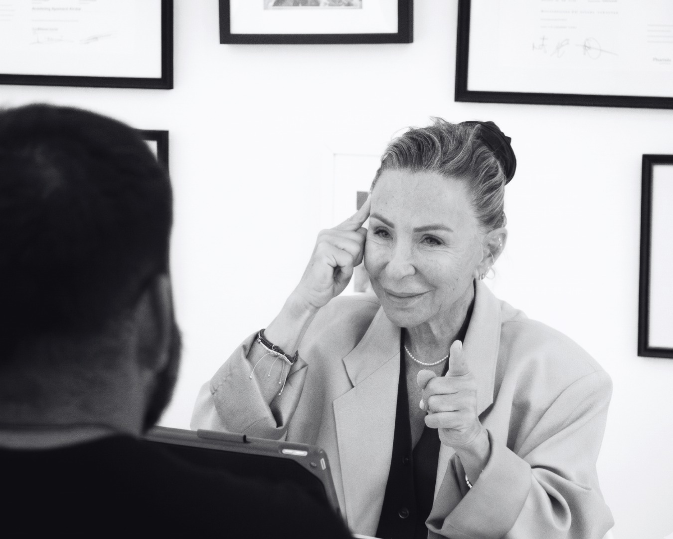 Vrouw in gesprek tijdens een consult