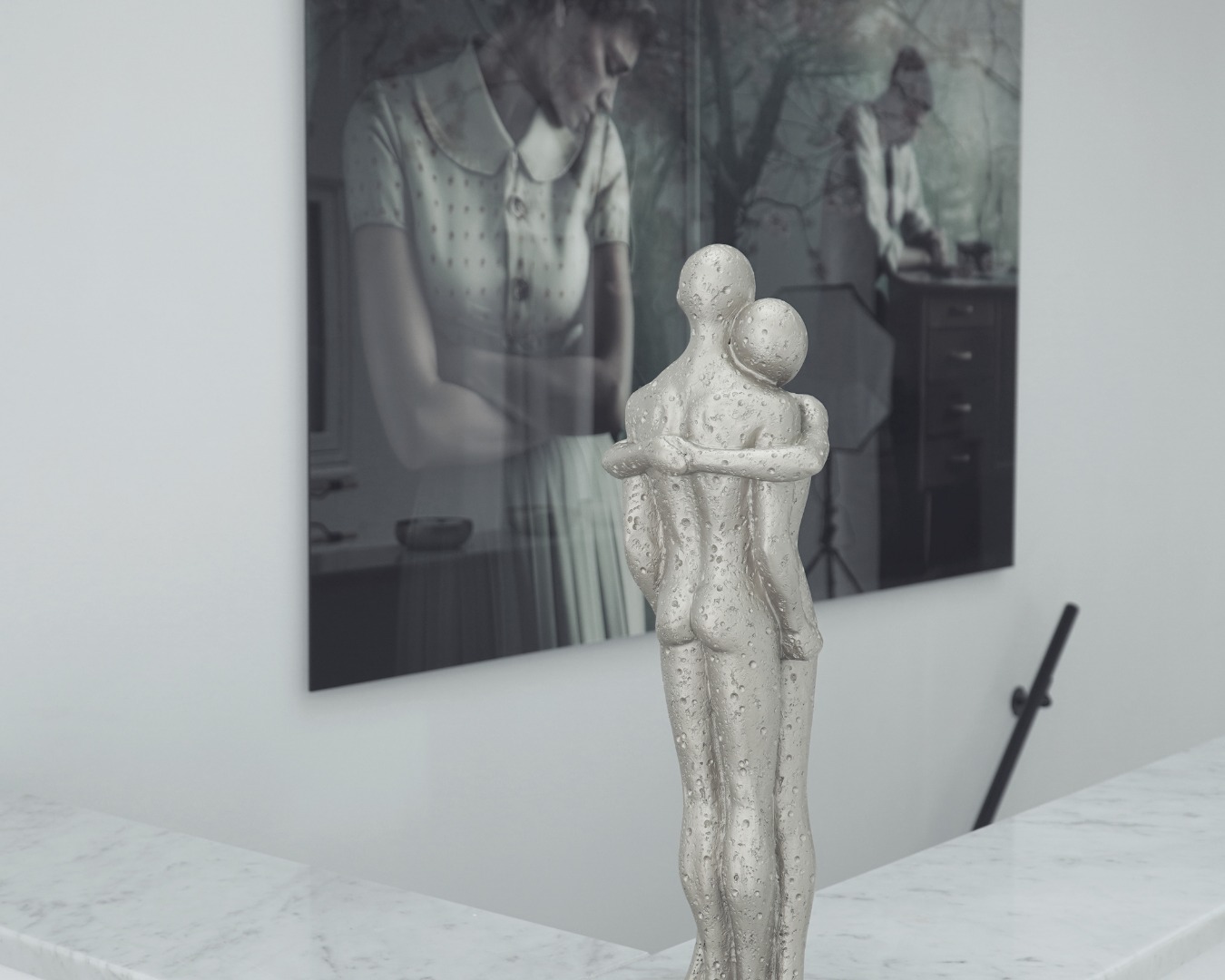 Sculptuur van een omhelzend paar